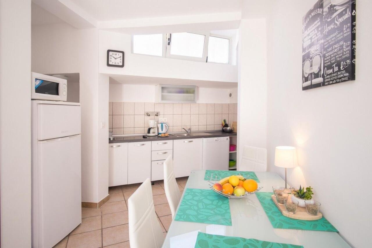 Apartment Polo Vrbnik Buitenkant foto